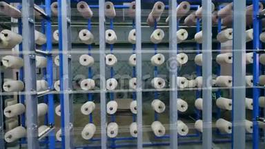 一个大架子，有夹板，在一家纺织厂成排放置。 纺织工业概念。